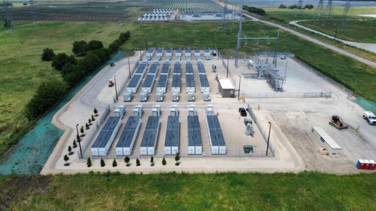 Batterijopslagpark naast een zonnepark en veldstation, voorbeeld van een batterij op het elektriciteitsnet